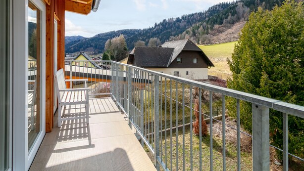 Ein Balkon mit Blick auf eine Berglandschaft.