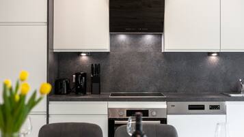 Fridge, oven, stovetop, dishwasher