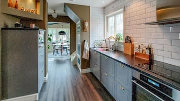 Réfrigérateur, four, plaque de cuisson, lave-vaisselle