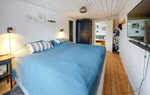 2 bedrooms, travel crib, bed sheets