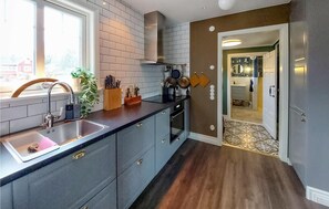 Kjøleskap, ovn, kokeplater og oppvaskmaskin