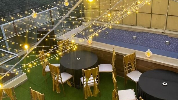 Outdoor pool - The Sandalwood Hotel, Sec-38 I Near Medanta Medicity Gurgaon (Gurugram)