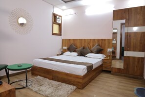 Desk, rollaway beds, free WiFi, bed sheets - The Sandalwood Hotel, Sec-38 I Near Medanta Medicity Gurgaon (Gurugram)