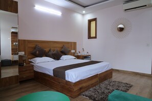 Schreibtisch, Zustellbetten, kostenloses WLAN, Bettwäsche