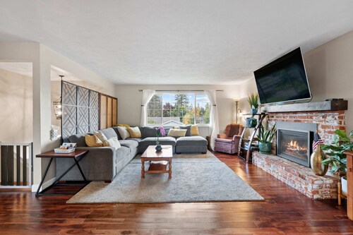 The Spot | Chill South Hill Vibes + Pool Table