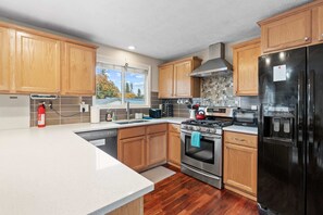 Fridge, microwave, oven, stovetop - The Spot | Chill South Hill Vibes + Pool Table (Spokane)