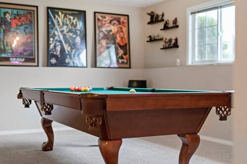 Spacious Spokane retreat—5BR, sleeps 10, with fireplace, deck BBQ & pool table.