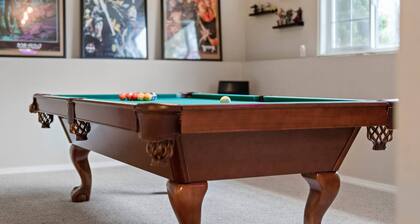 Spacious Spokane retreat—5BR, sleeps 10, with fireplace, deck BBQ & pool table.