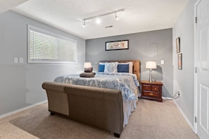 5 bedrooms, travel crib, WiFi, bed sheets