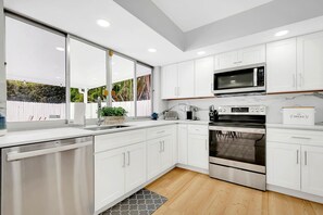 Geladeira, micro-ondas, fogão, cooktop