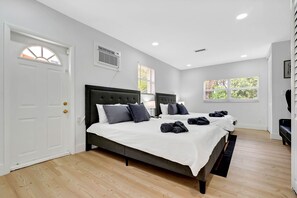 4 quartos, escrivaninha, ferros/tábuas de passar roupa