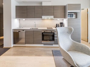 Fridge, microwave, dishwasher, cookware/dishes/utensils