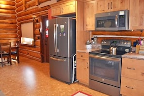 Refrigerador, cafetera y tetera, utensilios de cocina y comedor