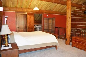 3 habitaciones, escritorio y tabla de planchar con plancha