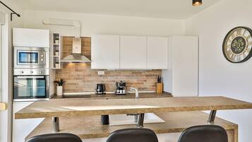 Kühlschrank, Ofen, Geschirrspüler, Wasserkocher mit Kaffee-/Teezubehör