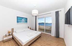 3 bedrooms, iron/ironing board, free WiFi, bed sheets - Beautiful home in Sevid na moru (Sevid na moru)