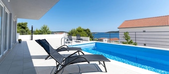 Beautiful home in Sevid na moru