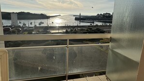 Un balcón con vista al mar y un faro.