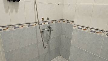 Sèche-cheveux, papier toilette