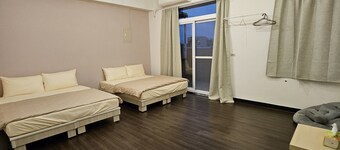 3 min to the Tung Hai Night Market 15 min away from Tung Hai University.