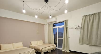 3 min to the Tung Hai Night Market 15 min away from Tung Hai University.