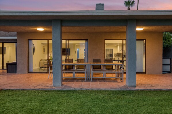 Outdoor dining - Pool, Putting Green | Modern Home on the Golf Course! | Quinta Blue by AvantStay (La Quinta)