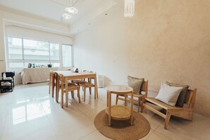 30-inch flat-screen TV with cable channels - Maybe Homestay (Taichung)