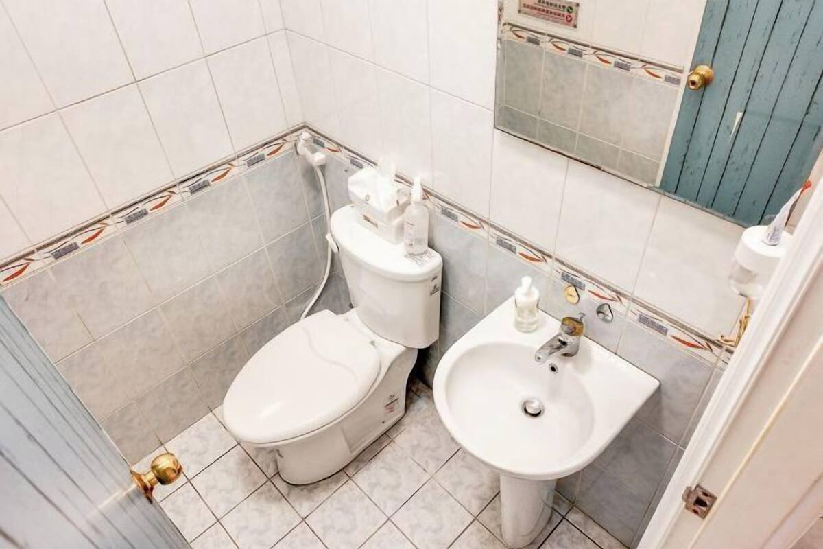 免費盥洗用品、吹風機、拖鞋、洗髮精