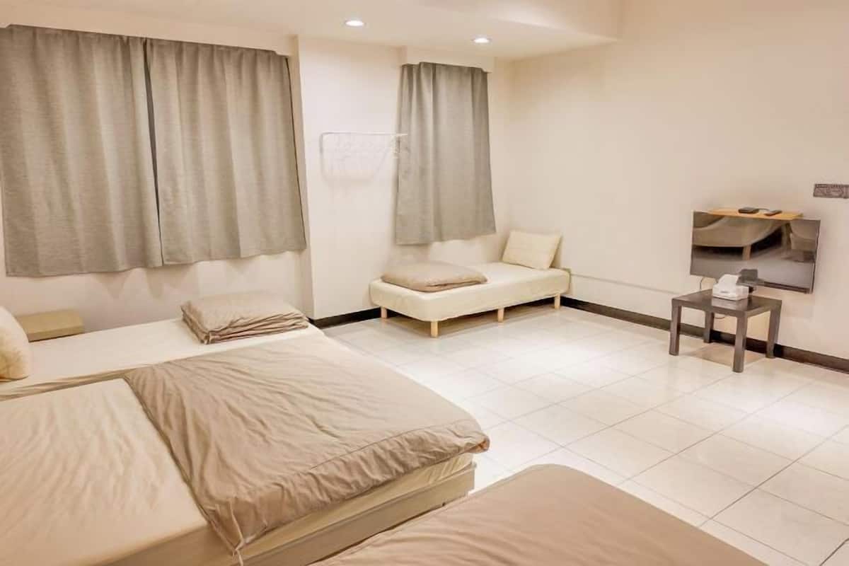 Blackout drapes, rollaway beds, free WiFi, bed sheets