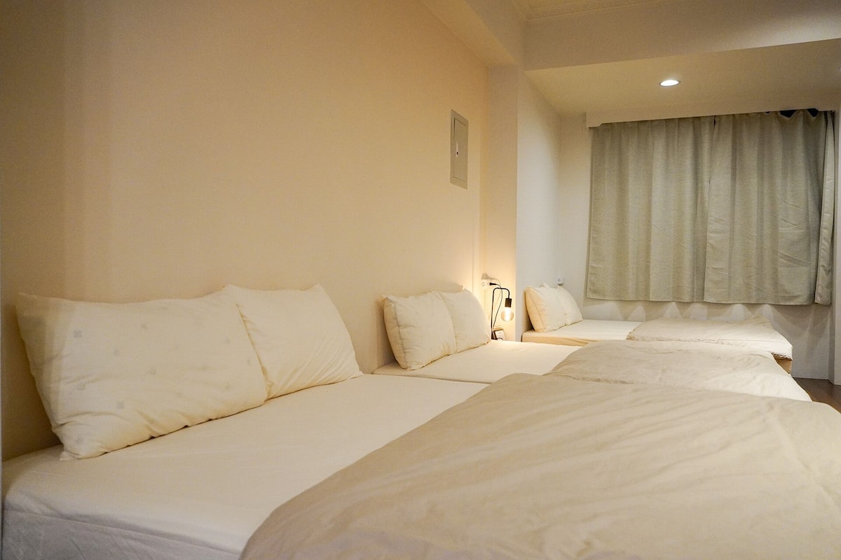 Deluxe Room | Blackout drapes, rollaway beds, free WiFi, bed sheets