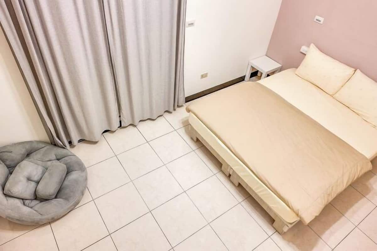 Blackout drapes, rollaway beds, free WiFi, bed sheets