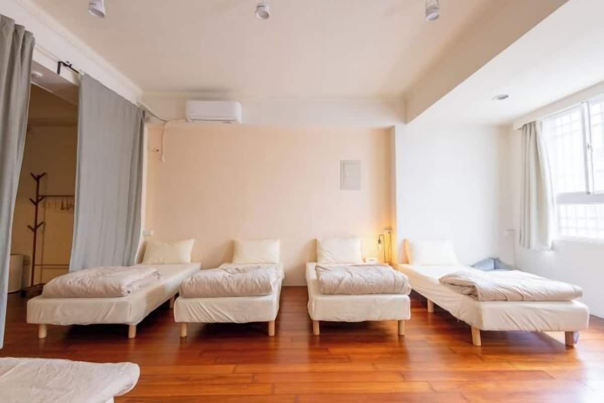 Blackout drapes, rollaway beds, free WiFi, bed sheets