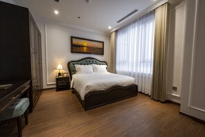 In-room safe, desk, iron/ironing board, free WiFi - Madelise Hotel & Apartment (Hai Phong)