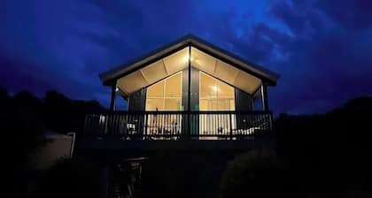Private, bright, colourful; near beach 4; pets welcome.