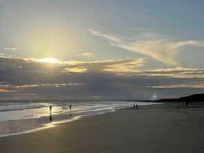 Beach - Bright Coastal Escape. Large Private Deck. Pets Welcome. Walk to Beach & Nature (Venus Bay)