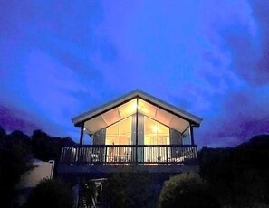 Exterior - Bright Coastal Escape. Large Private Deck. Pets Welcome. Walk to Beach & Nature (Venus Bay)