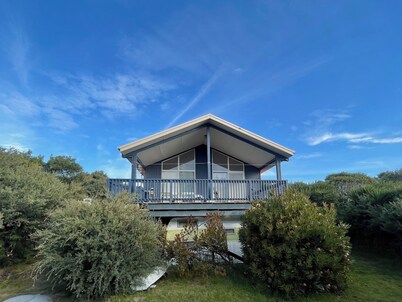 Bright Coastal Escape. Large Private Deck. Pets Welcome. Walk to Beach & Nature