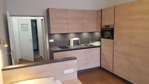 Fridge, oven, stovetop, coffee/tea maker