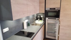 Kaffetrakter/tekoker, kjøleskap, ovn og kokeplater