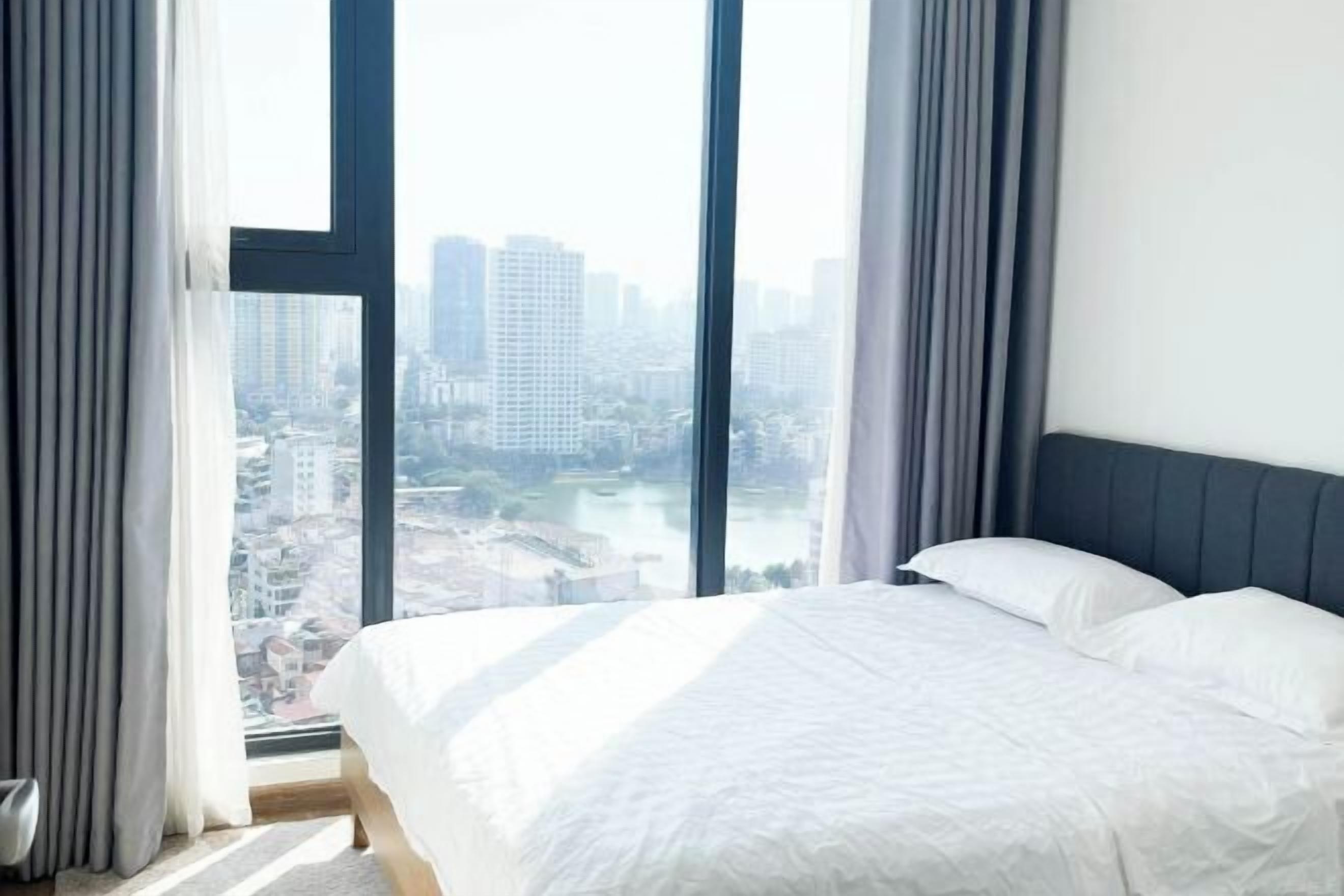 مكتب ومساحة عمل للكمبيوتر المحمول وستائر تعتيم وتجهيزات عازلة للصوت