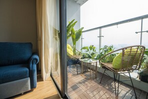 Escritorio, espacio para trabajar con laptop y cortinas blackout 