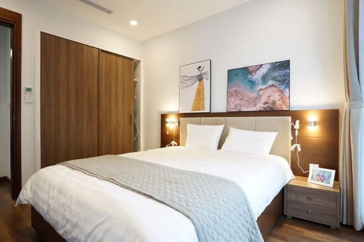 1 soveværelse, skrivebord, arbejdsområde til bærbare computere