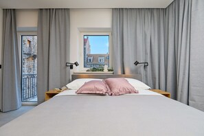 5 bedrooms, in-room safe, desk, iron/ironing board