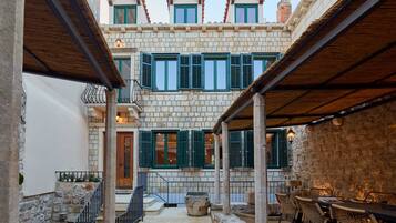 Villa (5 Bedrooms) | Balcony