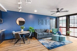 Leilighet – premium, 2 soverom, balkong | Oppholdsrom | Smart-TV