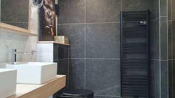 Een haardroger, handdoeken, zeep, shampoo