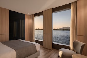Chalet rustique luxueux, 1 très grand lit, vue sur le fleuve | Minibar contenant certains articles gratuits, coffre-fort