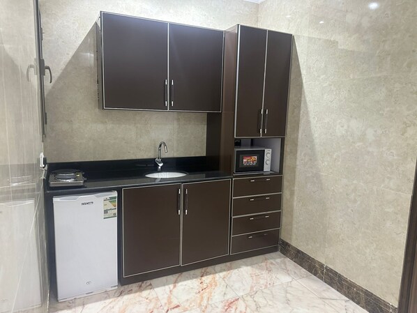 Oven, cleaning supplies - Alfursan Almotahida Serviced Apartments Alhamadania Dist Abu ishaq alkhayat street (Jeddah)