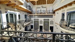 Um edifício com várias fachadas, varandas ornamentadas e detalhes arquitetônicos elaborados.