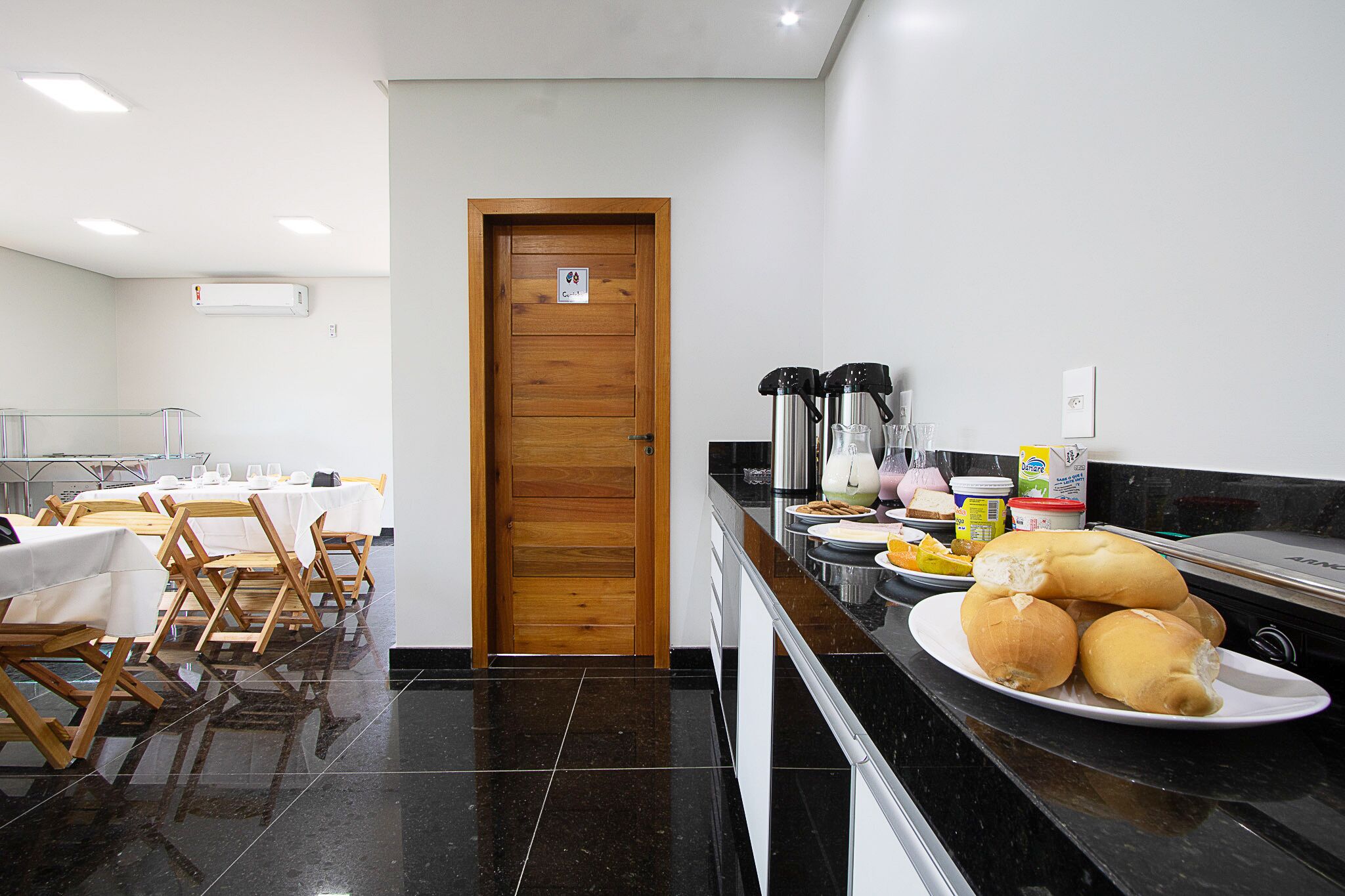 朝食 (ビュッフェ)、毎日提供 (無料)